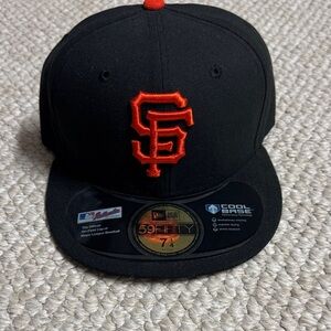 *NWT* Era Black Cap with SF Giants Logo - size 7 1/4